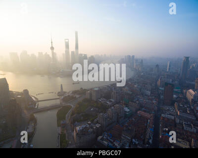 Luftaufnahme der Stadt Shanghai am Hafen Stockfoto