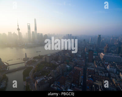 Luftaufnahme der Stadt Shanghai am Hafen Stockfoto