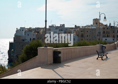 Mediterranes Dorf, Polignano a Mare in der Hintergrundbeleuchtung. Stockfoto