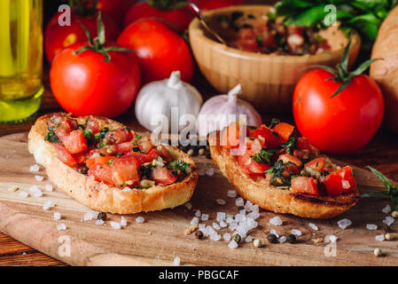 Zwei Bruschetta mit Tomaten und frischem Basilikum Stockfoto