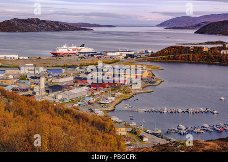 Ansicht der norwegischen Fjorde und Kreuzfahrtschiff im Herbst Stockfoto