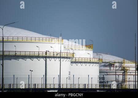 Öltanks in Danzig, Polen Juli 22 2018 © wojciech Strozyk/Alamy Stock Foto Stockfoto