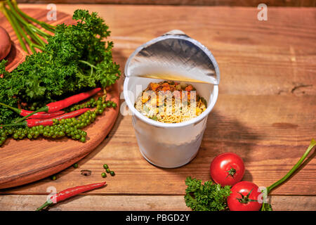 Instant noodle, asiatische Fast food, Nudel Schale auf Holz- Hintergrund. Stockfoto