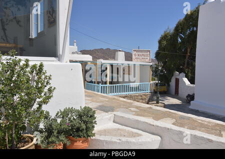 Typische griechische Restaurants in Ano Mera auf der Insel Mykonos. Architektur Landschaften Reisen Kreuzfahrten. Juli 3, 2018. Ano Mera, Insel Mikonos Gre Stockfoto