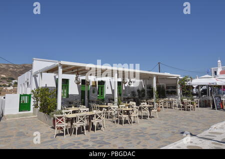 Typische griechische Restaurants in Ano Mera auf der Insel Mykonos. Architektur Landschaften Reisen Kreuzfahrten. Juli 3, 2018. Ano Mera, Insel Mikonos Gre Stockfoto