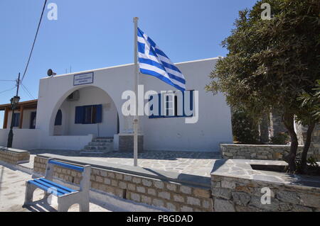 Gebäude mit den typischen blauen Türen und Fenster in Ano Mera auf der Insel Mykonos. Architektur Landschaften Reisen Kreuzfahrten. Juli 3, 2018. Ano Mera Stockfoto