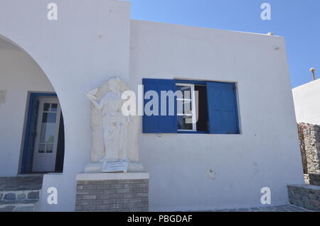 Gebäude mit den typischen blauen Türen und Fenster in Ano Mera auf der Insel Mykonos. Architektur Landschaften Reisen Kreuzfahrten. Juli 3, 2018. Ano Mera Stockfoto