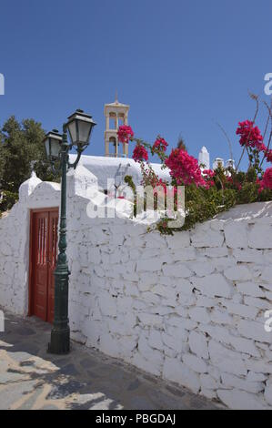 Hof, Bell Tower & Tür Panagia Tourliani Kloster in Ano Mera auf der Insel Mykonos. Architektur Landschaften Reisen Kreuzfahrten. Juli 3, 201 Stockfoto