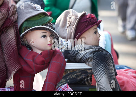 Mannequins tragen Hüte und Schals auf der Straße in Chinatown, New York