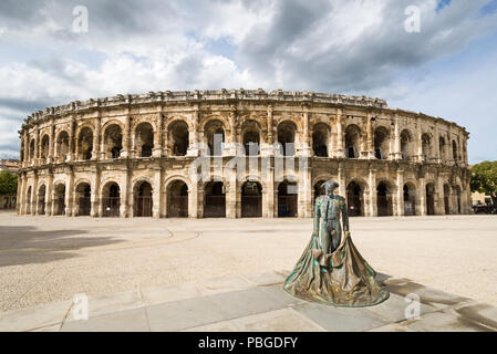 Um 70 N.CHR., die Arena von Nimes gebaut ist eines der am besten vorbereiteten römischen Amphitheater der Welt. Stockfoto