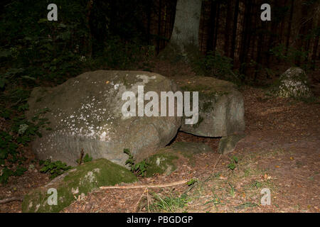 5500 Jahre alte Großsteingräber große Dolmen in der Nähe von Lancken-Granitz im Südosten der Insel Rügen in der Ostsee, im Nordosten Deutschlands. Stockfoto