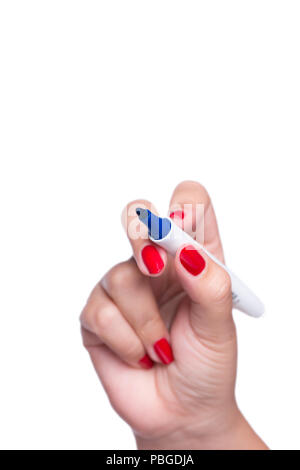 Weibliche Hand ist bereit für die Zeichnung mit schwarzem Marker isoliert auf Weiss. Stockfoto