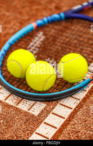 Tennisschläger und Bälle auf dem Tennisplatz Stockfoto