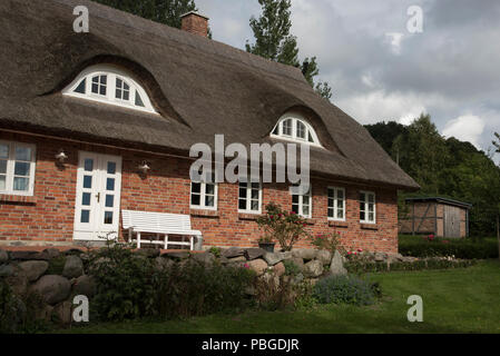 Strohgedeckten dach haus in Groß-Stresow im Südosten der Insel Rügen in der Ostsee, im Nordosten Deutschlands. Stockfoto