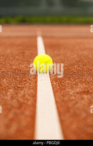 Tennis ball auf weiße Linie, Tennis rot Stockfoto