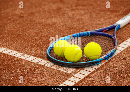 Tennisbälle und -schläger Rot Stockfoto