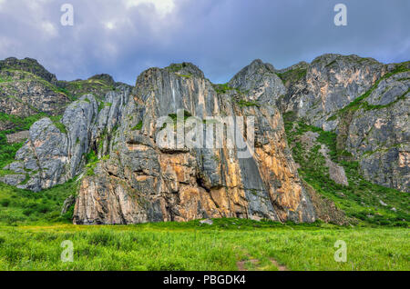 Schöne Aussicht auf die steilen Klippen von alten, verwitterten Kalkstein in Altai Gebirge, Russland - Sommer bewölkt Landschaft. Geologie, Natur adventure travel Bac Stockfoto