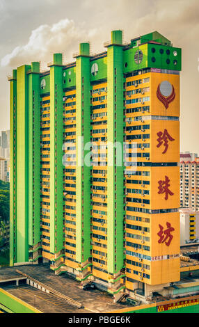 Ikonische Gebäude Struktur gegen die drastischen Himmel und Wolken am Nachmittag im Stadt-staat Singapur Stockfoto