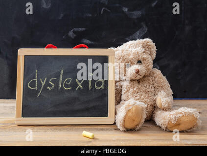 Legasthenie und Schule. Teddybären und eine Tafel. Legasthenie text Zeichnung an der Tafel Stockfoto