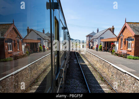 Blue Anchor Station, auf der West Somerset Railway, und ihre Reflexion in der Seite einer Beförderung auf der Schiene. Stockfoto