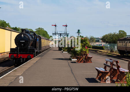 West Somerset Erbe Eisenbahn, Lok 7 der Klasse F 2-8-0, Nummer 53808, Eingabe von Minehead entfernt. Stockfoto