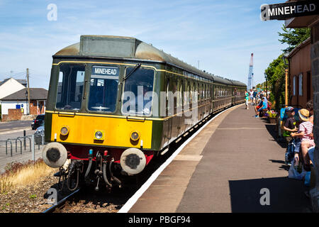 Diesel Multiple Unit (DMU) oder Dieseltriebwagen, Klasse 115, Nummer 51859, die von der West Somerset Museumsbahn, Watchet Station gesehen betrieben Stockfoto