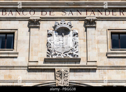 Santander, Spanien. Detail des Edificio Banco de Santander und verfügte über das Wappen, ein neoklassizistisches Gebäude Sitz der Banco Santander in der Stockfoto