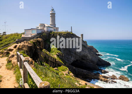 Santander, Spanien. Der Faro de Cabo Mayor oder Faro de Bellavista, ein Leuchtturm an der Küste von Kantabrien in der Nähe von Santander Stockfoto