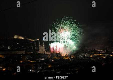 Santiago de Compostela, Spanien. Feuerwerk über der Kathedrale von Saint James zu Ehren des Hl. Jakobus Festival 2018 (Dia del Apostol) Stockfoto