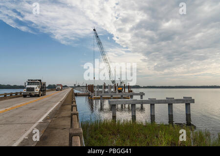 Aufbau der SR 19 Brücke am kleinen See Harris in Lake County, Florida, USA Stockfoto