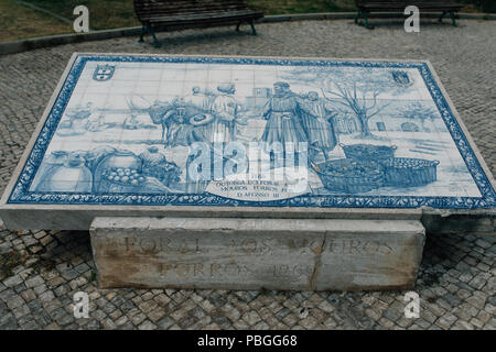 Azulejo Kacheln Platte mit historischen snene auf einen öffentlichen Platz in der Stadt Faro. Faro ist die Hauptstadt des gleichnamigen Distrikts, in der Region Algarve Portugal Stockfoto