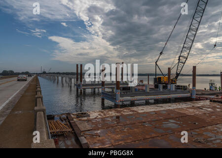 Aufbau der SR 19 Brücke am kleinen See Harris in Lake County, Florida, USA Stockfoto