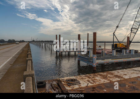 Aufbau der SR 19 Brücke am kleinen See Harris in Lake County, Florida, USA Stockfoto