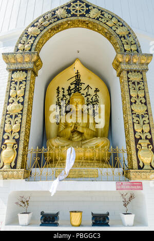Vergoldeter Buddha Statue am World Peace Stupa, Pokhara, Nepal Stockfoto