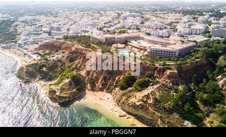 Beautiful Falesia Strand in Portugal gesehen von der Klippe Stockfoto