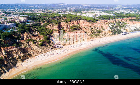 Beautiful Falesia Strand in Portugal gesehen von der Klippe Stockfoto