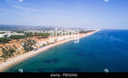 Luftaufnahme von Algarve Strand. Schönen Strand von Falesia von oben in Portugal. Sommer Berufung Stockfoto