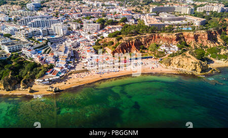 Luftaufnahme von Algarve Strand. Schönen Strand von Falesia von oben in Portugal. Sommer Berufung Stockfoto