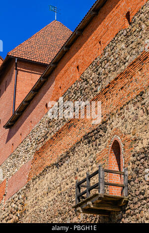 Der Turm und Balkon aus Holz in der Festungsmauer, die als Elemente des Lida schloss, Gebiet Grodno, Weißrussland Stockfoto