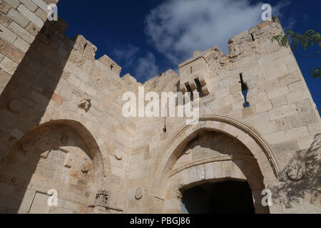 Blick nach oben auf das Steinportal des Jaffa-Tors oder Bab al-Khalil, eines der acht Tore der osmanischen Mauern der Altstadt, erbaut im 16. Jahrhundert vom türkischen Sultan Suleiman, dem herrlichen Jerusalem Israel Stockfoto