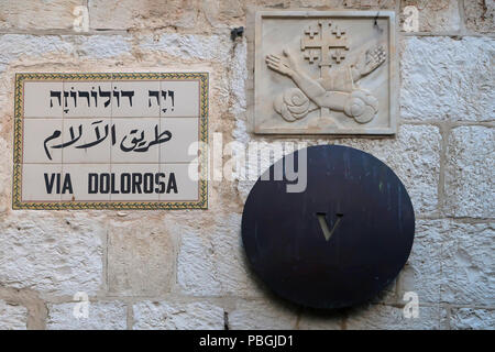 Zeichen auf keramische Fliesen in Englisch Hebräisch und Arabisch in der Kapelle des Simon von Zyrene die 5. Station des Kreuzes entlang der Via Dolorosa Straße glaubte, daß der Weg zu sein, dass Jesus auf dem Weg zu seiner Kreuzigung in die Altstadt gelaufen. Osten Jerusalem, Israel Stockfoto