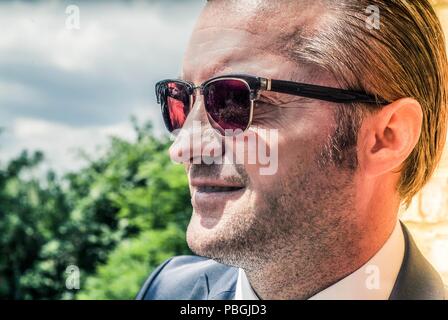 Closeup Portrait von einem gutaussehenden Mann in einem smart Anzug Stockfoto