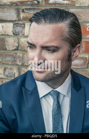 Closeup Portrait von einem gutaussehenden Mann in einem smart Anzug Stockfoto