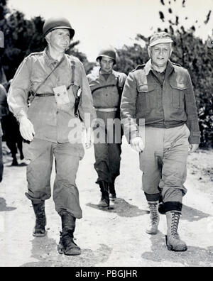 Lt. Gen Simon Bolivar Buckner (links) kommandierenden General der zehnte Armee getötet mit seiner eventuellen Ersatz Marine Maj Gen. Roy Geiger Stockfoto