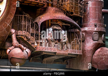 Ni-Tele wirklich große Uhr oder riesige Ghibli, die größte animierte Uhr in der Welt, vor der Nippon Television Tower, Tokyo, Japan Stockfoto