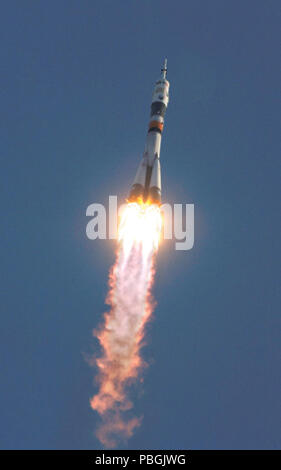 Mit dem Start der Trägerrakete Sojus Rakete, Kosmonaut Pavel V. Vinogradov, Föderale Russische Raumfahrtagentur Expedition 13 International Space Station Commander, und der Astronaut Jeffrey N. Williams, NASA die Internationale Raumstation Science Officer und Flugingenieur, fingen an, ihre Mission am Donnerstag, März 30, 2006, 8:30 Uhr bis 23:00 Uhr Kasachstan Zeit. Sie startete an Bord einer Sojus TMA-8-Rakete vom Weltraumbahnhof Baikonur in Kasachstan. Sie Verbinden für mehrere Tage als Sojus Crew, bevor sie nach Hause mit der Expedition 12 Crew war Marcos Pontes, einem weltraumflug Teilnehmer als Vertreter der brasilianischen Space Age Stockfoto