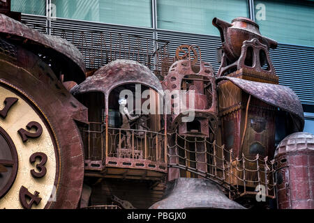 Ni-Tele wirklich große Uhr oder riesige Ghibli, die größte animierte Uhr in der Welt, vor der Nippon Television Tower, Tokyo, Japan Stockfoto