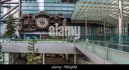 Ni-Tele wirklich große Uhr oder riesige Ghibli, die größte animierte Uhr in der Welt, vor der Nippon Television Tower, Tokyo, Japan Stockfoto