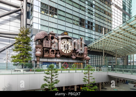 Ni-Tele wirklich große Uhr oder riesige Ghibli, die größte animierte Uhr in der Welt, vor der Nippon Television Tower, Tokyo, Japan Stockfoto