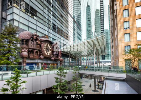 Ni-Tele wirklich große Uhr oder riesige Ghibli, die größte animierte Uhr in der Welt, vor der Nippon Television Tower, Tokyo, Japan Stockfoto